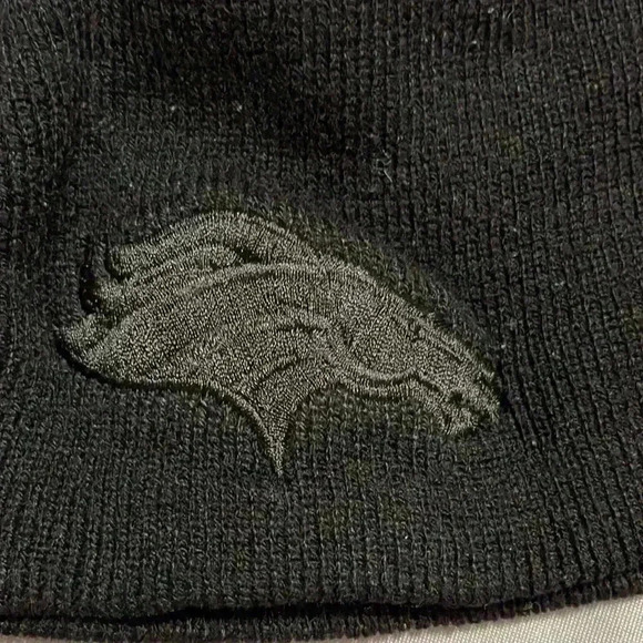 Black out Denver Broncos Bennie - Picture 2 of 2